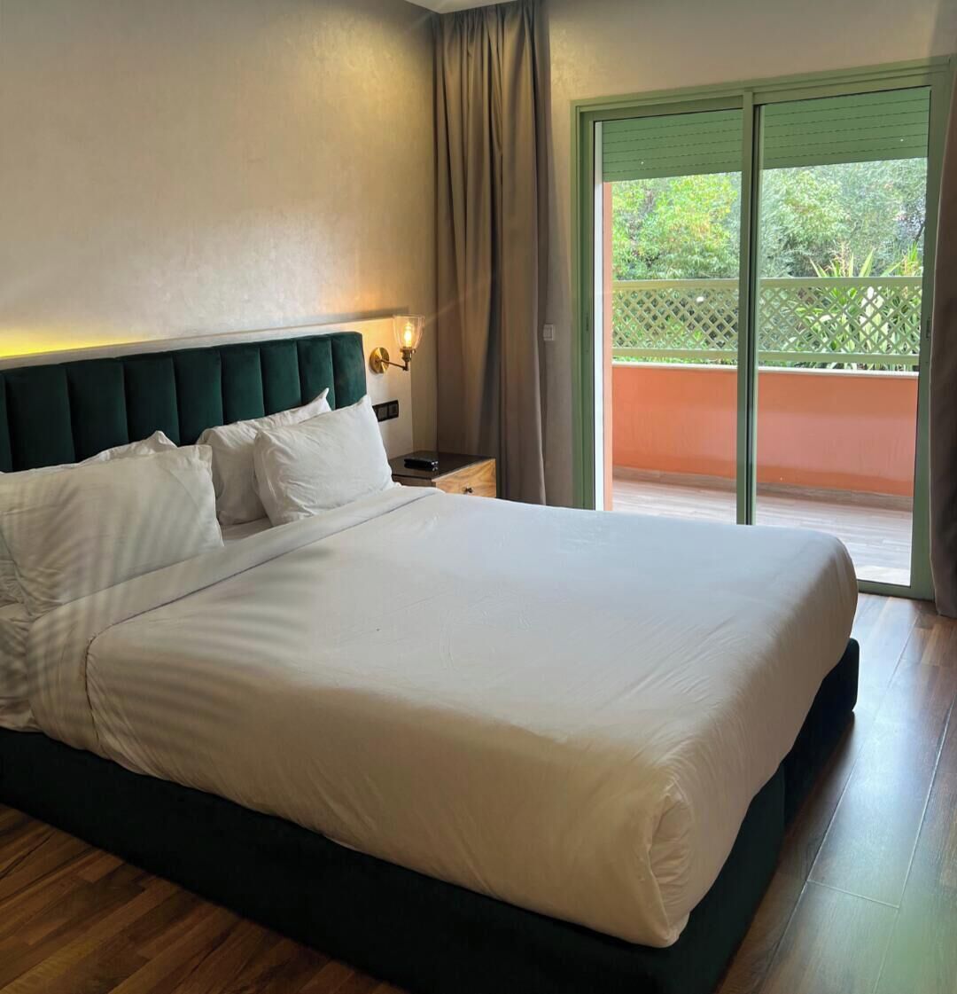 Smart TV, Netflix, first-run films, heated floors