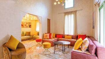 4 BEDROOM DUPLEX AND LIVING ROOM | Wohnbereich