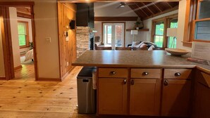 Una cocina amplia con armarios de madera, encimera de granito y estufa empotrada.