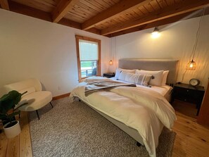 2 bedrooms, desk, WiFi, bed sheets