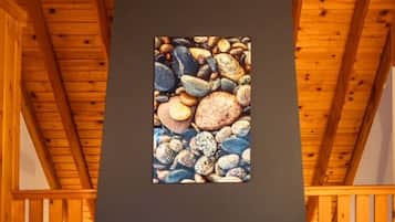 2 bedrooms, desk, WiFi, bed sheets