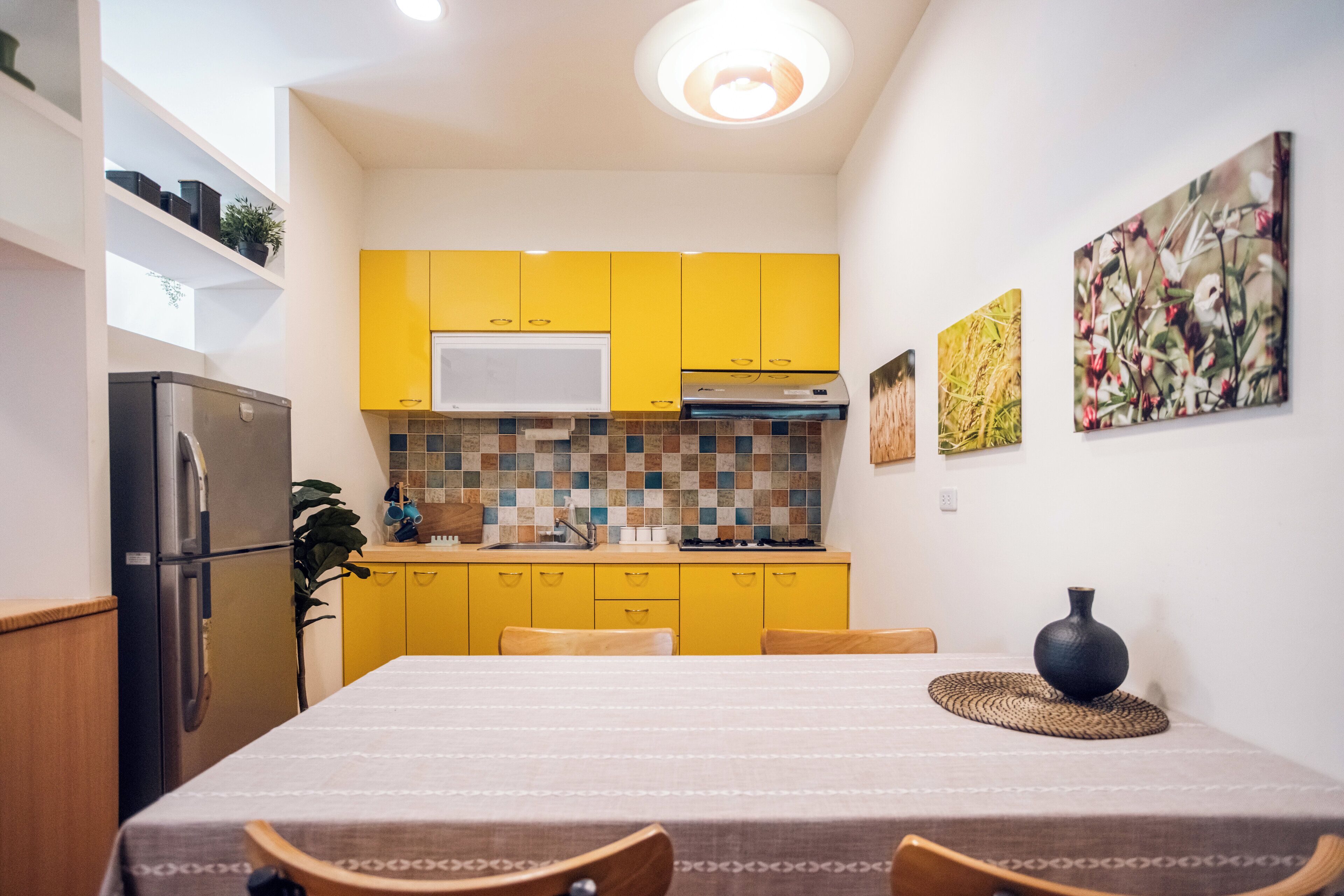 Een 32-inch flatscreentelevisie met digitale zenders