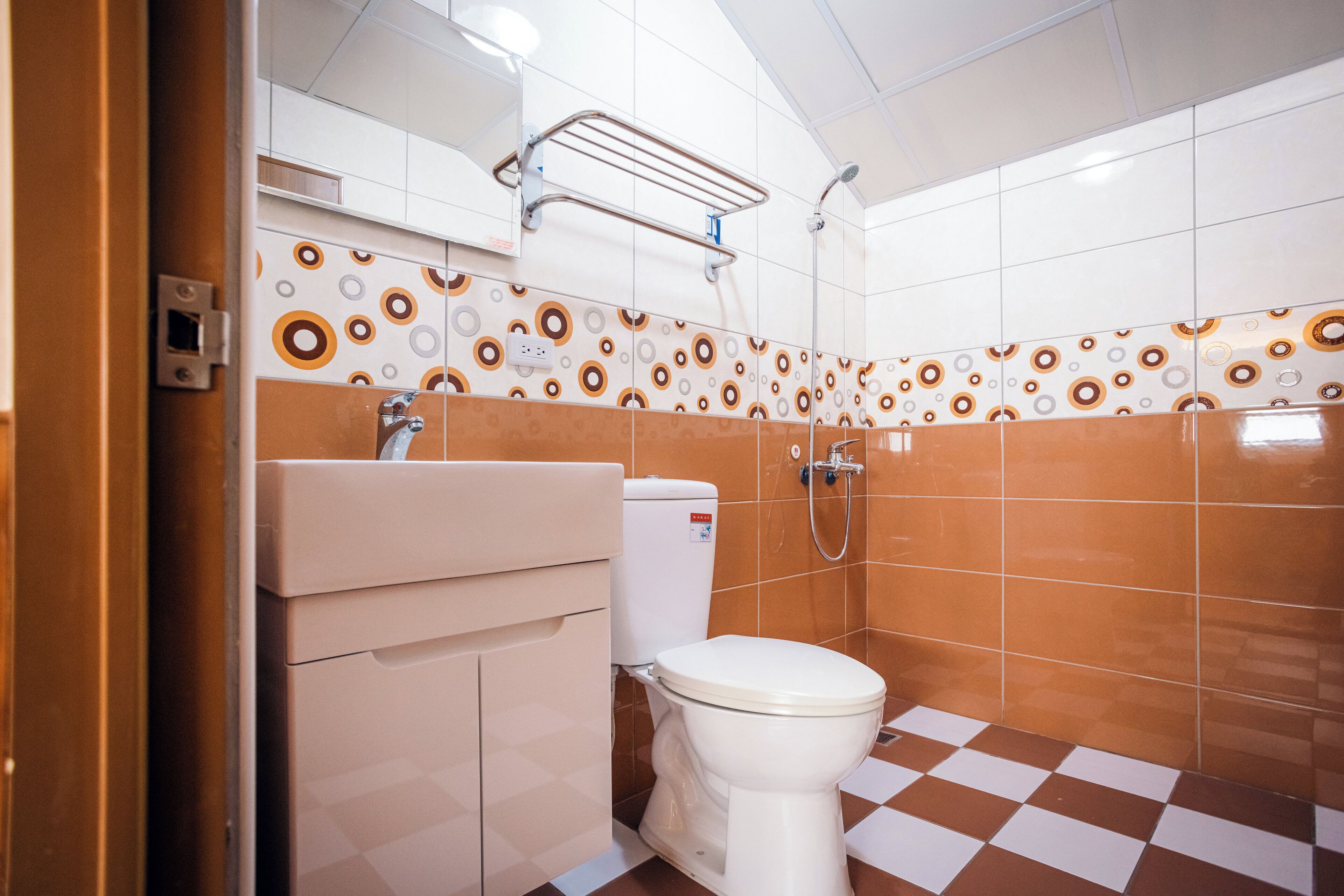 Superior huis | Badkamer | Een douche, een regendouche, een haardroger, pantoffels