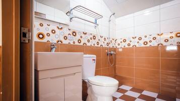 Superior huis | Badkamer | Een douche, een regendouche, een haardroger, pantoffels