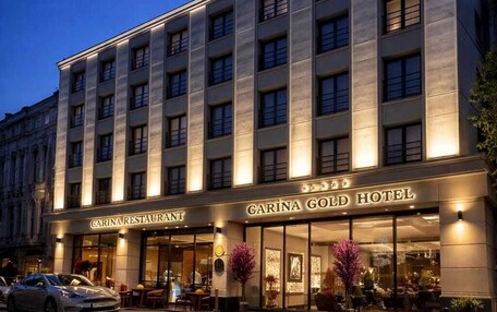 A multi-story building with a restaurant and hotel signage.