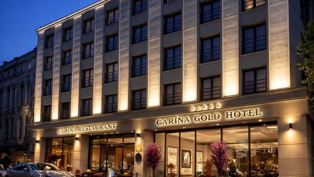En bygning med flere etager, med restaurant og hotelskilte.