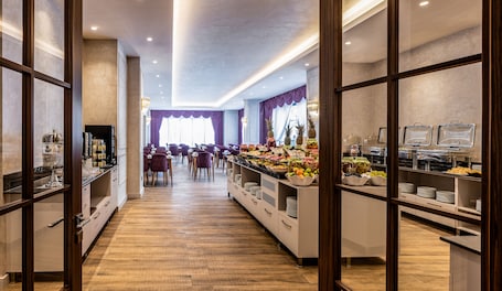 Free daily buffet breakfast. Carina Gold Hotel and Restaurant