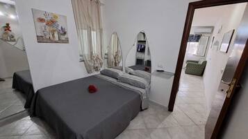 1 habitación, tabla de planchar con plancha, wifi gratis y ropa de cama