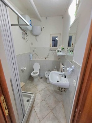 Bruser, miljøvenlige toiletartikler, hårtørrer, bidet