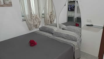 1 slaapkamer, een strijkplank/strijkijzer, gratis wifi, beddengoed