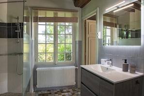 Shower, hair dryer, bidet, towels