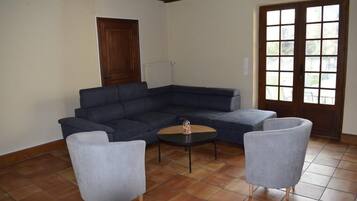 Smart-TV, peis, DVD-spiller og fotballspill