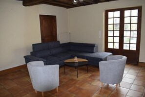 Smart-TV, Kamin, DVD-Player, Tischfußball