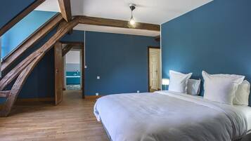 8 habitaciones, tabla de planchar con plancha y cuna de viaje