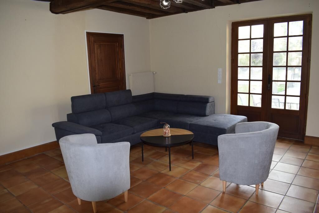 Smart TV, chimenea, reproductor de DVD y futbolito 