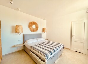 1 sovrum, skrivbord, strykjärn/strykbräda och resesäng