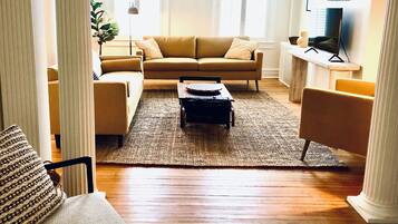 Smart TV, chimenea, reproductor de DVD, libros