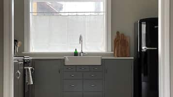 Apartemen Desain (1) | Dapur pribadi | Lemari es besar, oven, kompor, dan mesin pencuci piring