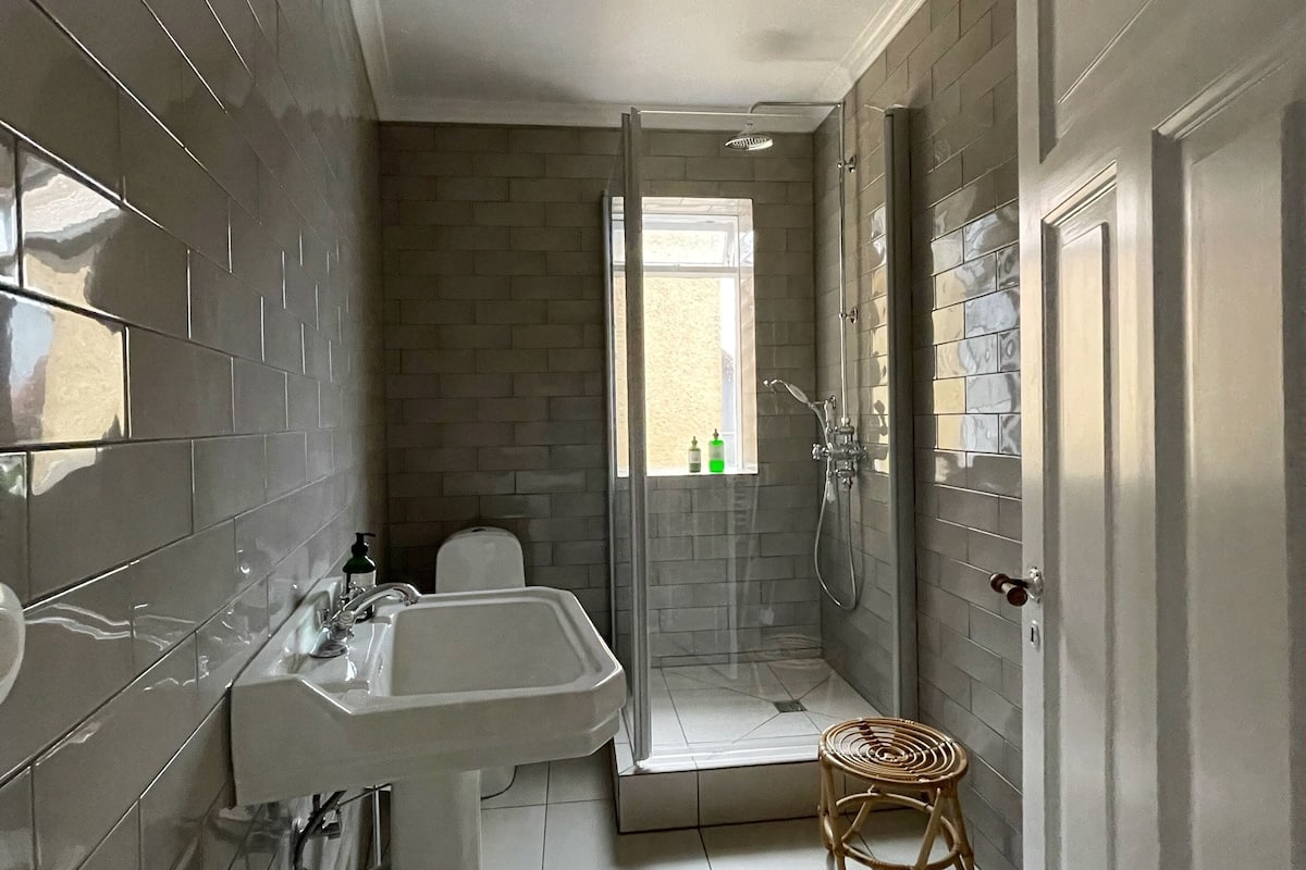 design apartment (1) | bathroom | free toiletries, hair dryer, dressing gowns