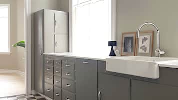 Apartemen Desain | Dapur pribadi | Lemari es besar, oven, kompor, dan mesin pencuci piring