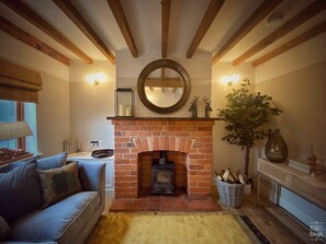 TV - Castle View by Peake’s Retreats. Romantic, cosy cottage in historical Tutbury (Tutbury)
