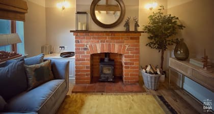 Castle View by Peakes Retreats. Romantic, Cosy Cottage in Historical Tutbury