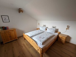 2 عدّة غرف نوم وخزنة داخل الغرفة ومكواة/لوح كي وسرير سفر