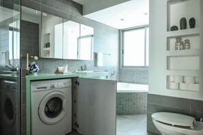 Apartment | Badezimmer | Kostenlose Toilettenartikel, Haartrockner, Handtücher, Seife