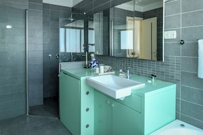 Appartement | Salle de bain | Articles de toilette gratuits, sĂšche-cheveux, serviettes fournies, savon