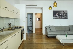 Departamento | Cocina privada | Refrigerador, microondas, horno y parrilla de estufa 