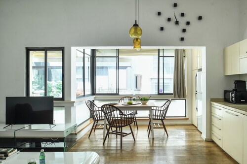 Bright 1BR Apt w Parquet in the City