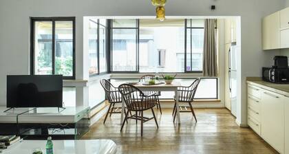 Bright 1BR Apt w Parquet in the City