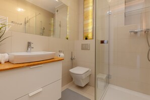 Shower, towels - Spacious Apartment + Parking by Renters (Warsaw)
