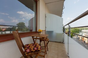 Balcony - Spacious Apartment + Parking by Renters (Warsaw)
