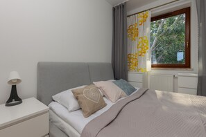 2 bedrooms, bed sheets - Spacious Apartment + Parking by Renters (Warsaw)