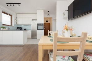Microwave, oven, cookware/dishes/utensils