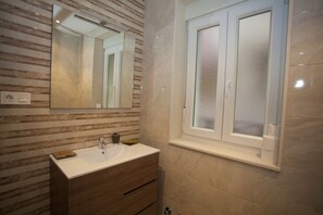 Shower, hair dryer, towels, soap - Apartamento El Fondón (Cangas de Onís)
