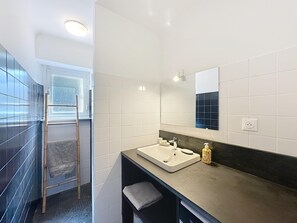 Een douche, een haardroger, een bidet, toiletpapier