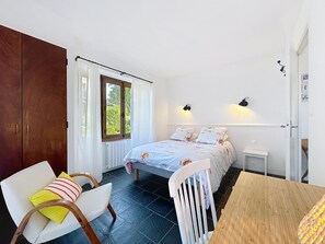 2 slaapkamers, een strijkplank/strijkijzer, gratis wifi, beddengoed