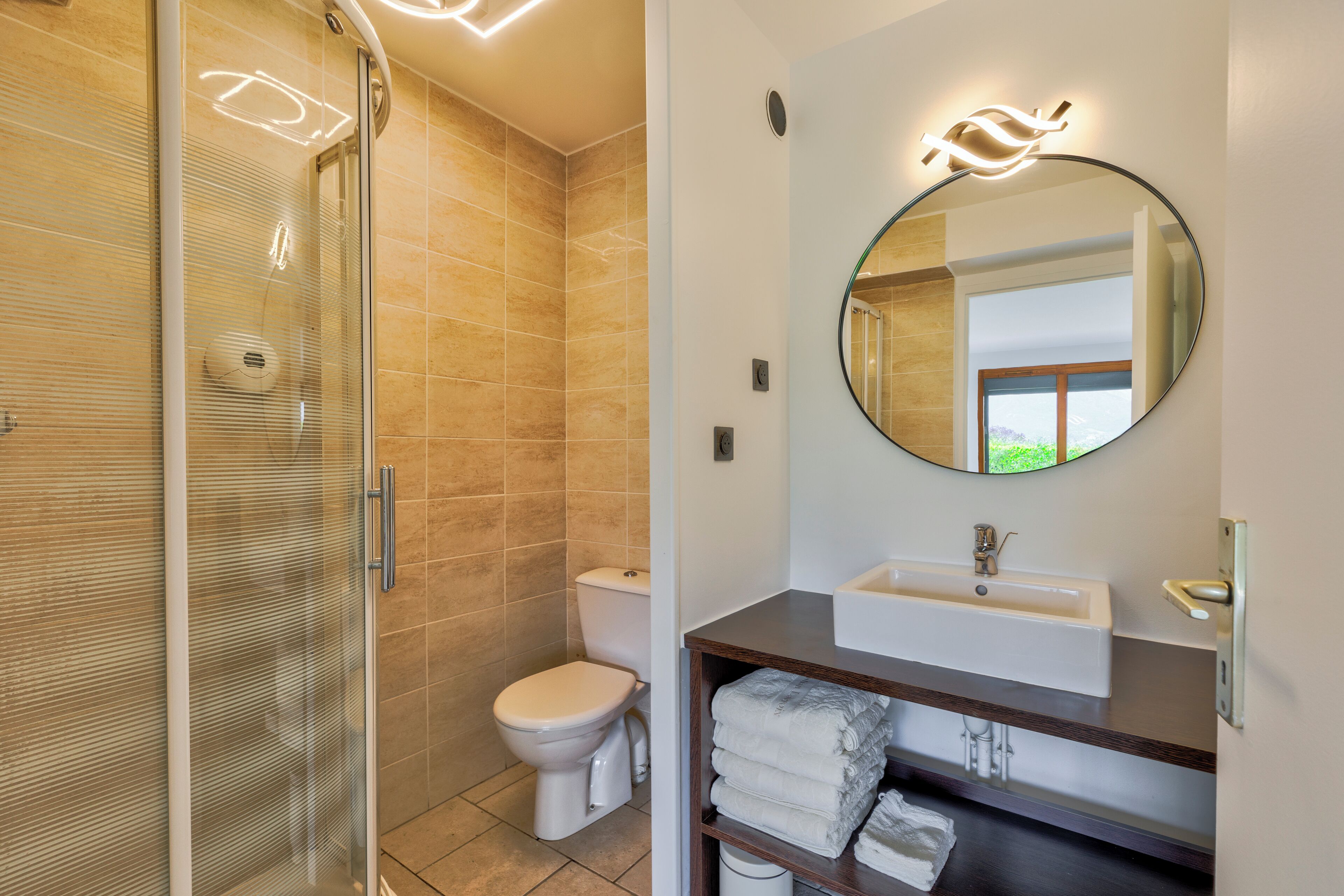 Premium Suite | Bathroom | Hair dryer, bathrobes, slippers, towels