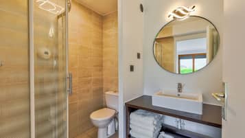 Premium Suite | Bathroom | Hair dryer, bathrobes, slippers, towels