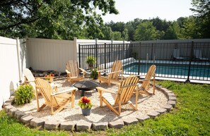 Utendørsbasseng og et oppvarmet basseng