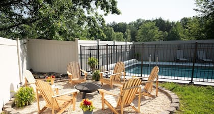 Hot Tub, Fire Pit, Private Backyard - Near Wineries & SPIRE