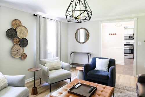 Hot Tub, Fire Pit, Private Backyard - Near Wineries & SPIRE