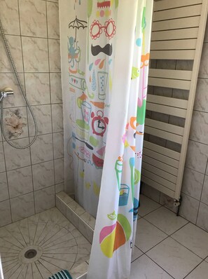 Dusche, Haartrockner, Handtücher, Toilettenpapier