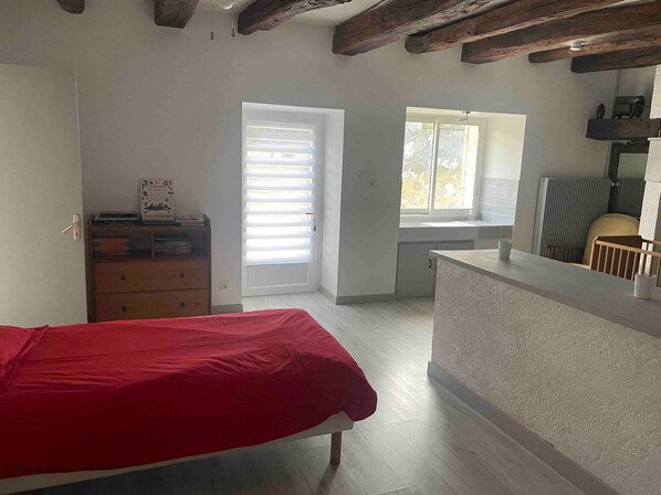 3 slaapkamers, een strijkplank/strijkijzer, reisbedje, beddengoed