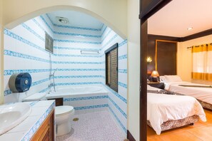 Deluxe Twin Room | Bathroom