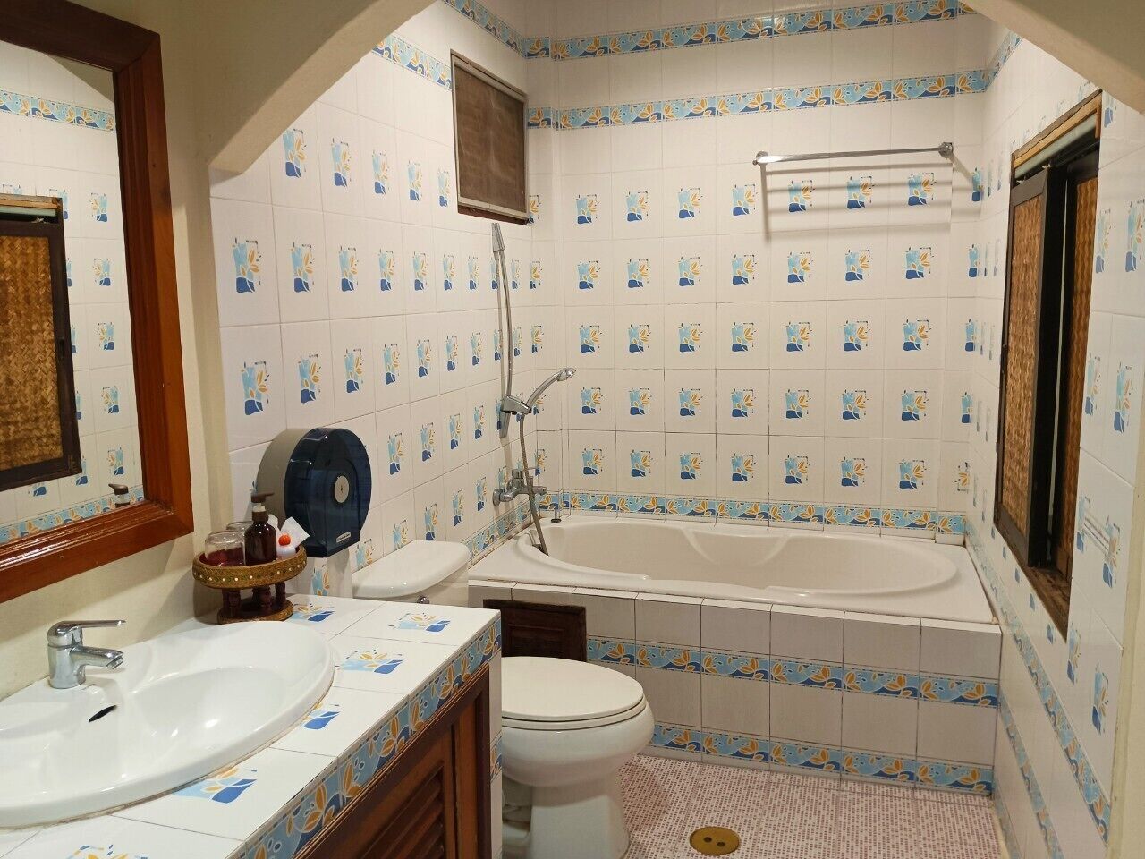 Un baño con dos lavamanos, inodoro y bañera.