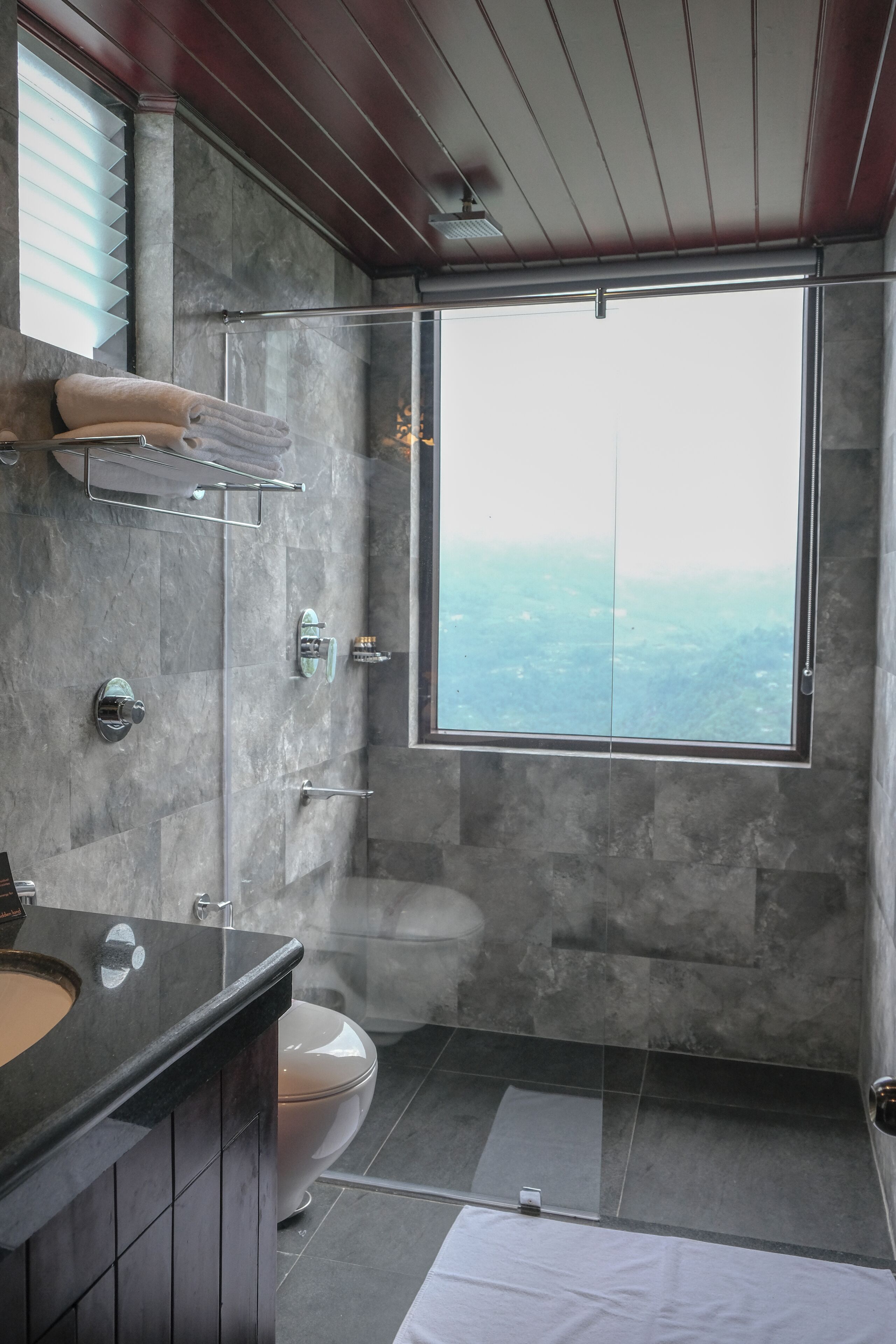 Tara Room with Balcony & Valley View | Bathroom | Free toiletries, slippers, towels, soap