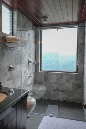 Tara Room with Balcony & Valley View | ห้องน้ำ | ของใช้ในห้องน้ำฟรี, รองเท้าสวมภายในห้อง, ผ้าเช็ดตัว, สบู่